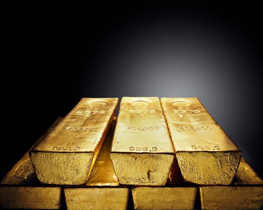 News24 | Gold price hits record high on rate cut expectations