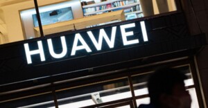 Huawei Develops World’s First Triple-Fold Screen Smartphone, Incorporating AI Technology