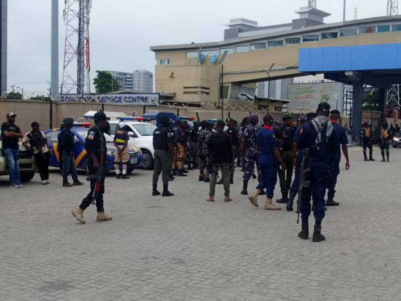 BREAKING: Heavy Security Presence at Lekki Tollgate as Nigerians Get Set for Hunger Protest [PHOTOS]