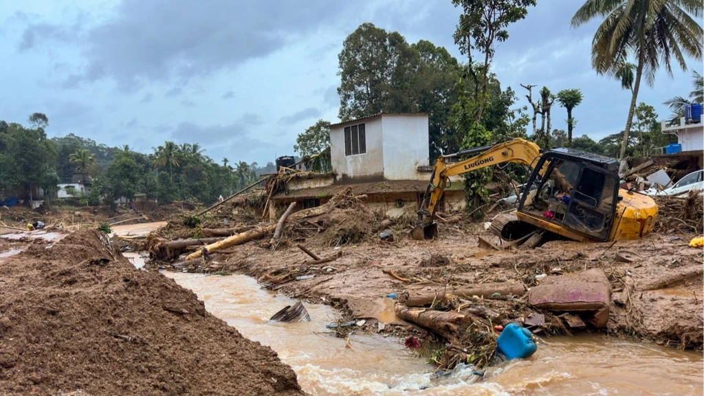 Massive landslides turn Mundakkai junction, Chooralmala into ghost towns | Republic World