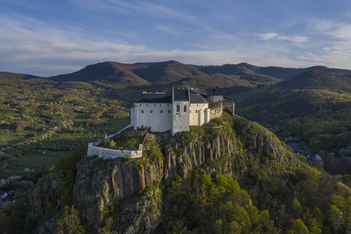 Reconstruction resumes on Hungary’s stunning castle: a landmark revival