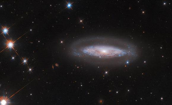 Hubble Spots Active Spiral Galaxy in Telescopium